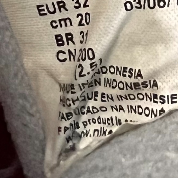 NIKE indoor cleats grey gray silver red and black girls US size 1 - Picture 3 of 10